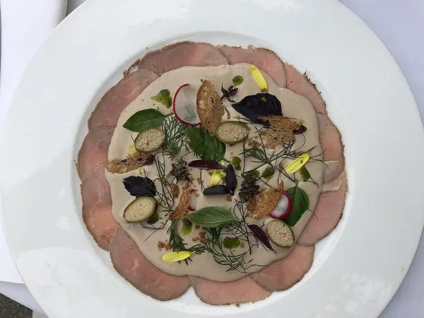 Foto von Klassisches Vitello Tonnato – fertig angerichtet