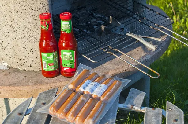 Foto von Wolfsburger Currywurst VW-Art – fertig angerichtet