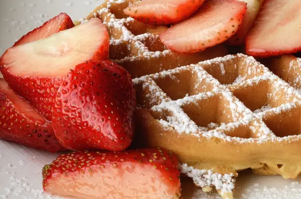 Foto von Belgische Waffeln mit Vanilleeis – fertig angerichtet