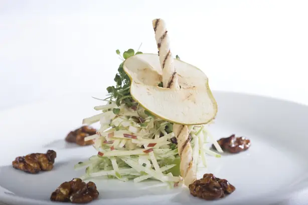 Foto von Klassischer Waldorfsalat New York – fertig angerichtet