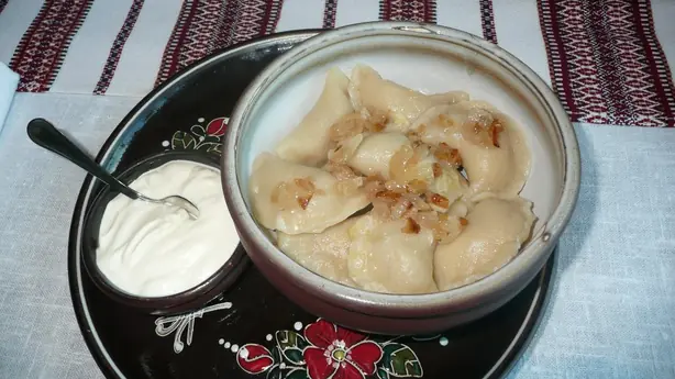 Foto von Klassische Ukrainische Warenyky – fertig angerichtet