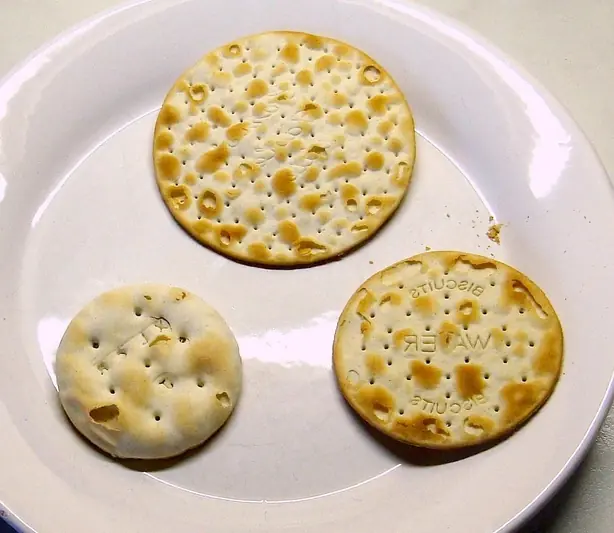 Foto von Klassische Rosmarin-Meersalz-Cracker – fertig angerichtet