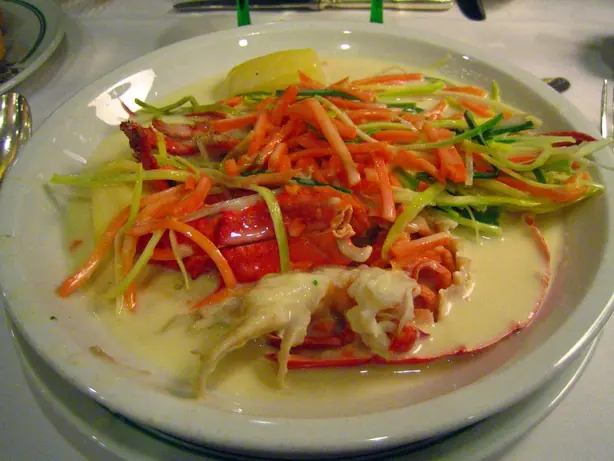 Foto von Flämischer Waterzooi mit Huhn – fertig angerichtet