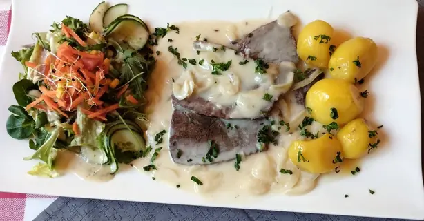 Foto von Klassisches geschmortes Zwiebelfleisch – fertig angerichtet