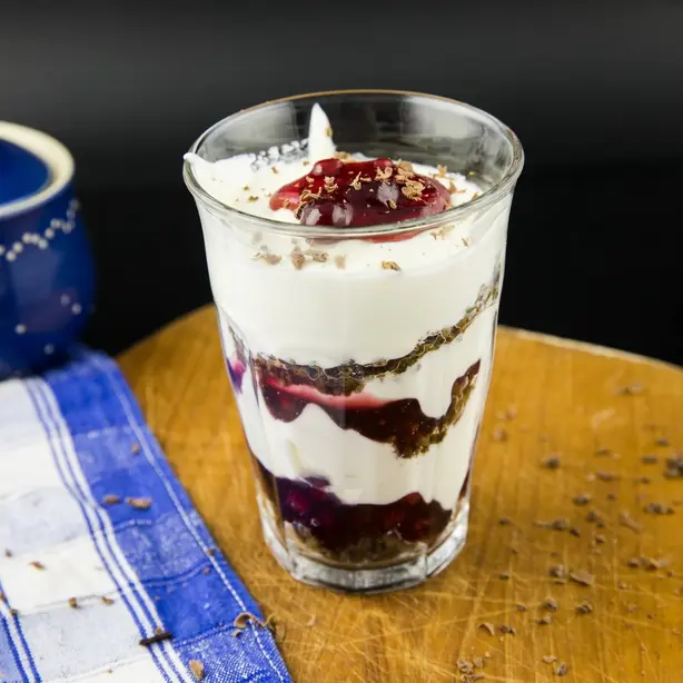 Foto von Westfälische Götterspeise mit Pumpernickel – fertig angerichtet