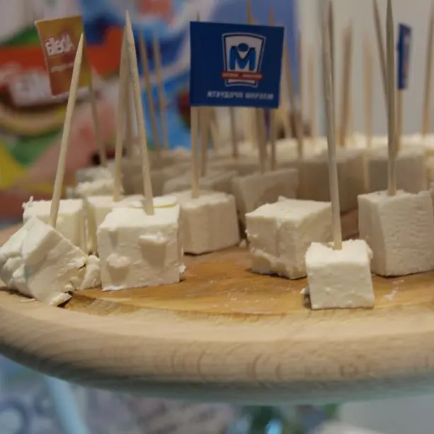 Foto von Griechischer Feta-Käse in Salzlake – fertig angerichtet