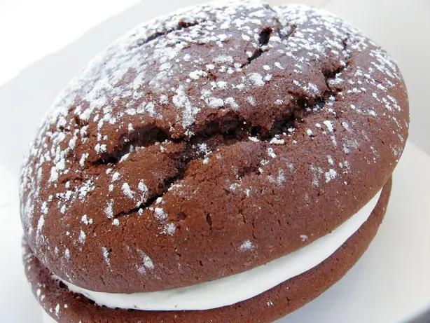 Whoopie pie with dusting of confectioner's sugar – Foto: Arnold Gatilao (CC BY 2.0)