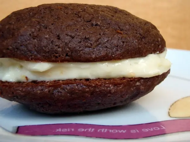 Whoopie pie with orange cream cheese buttercream, March 2009 – Foto: Joy (CC BY 2.0)