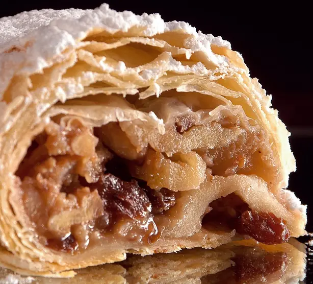 Foto von Klassischer Apfelstrudel – fertig angerichtet