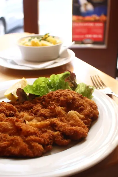 Foto von Wiener Schnitzel klassisch – fertig angerichtet
