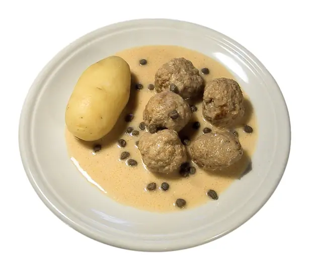 Foto von Königsberger Klopse mit cremiger Kapernsoße – fertig angerichtet