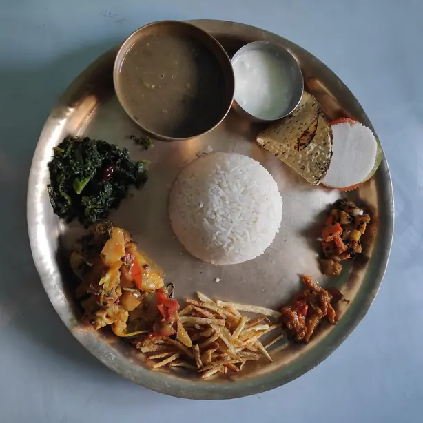 Foto von Dal Bhat Tarkari – Traditionelles nepalesisches Hauptgericht – fertig angerichtet