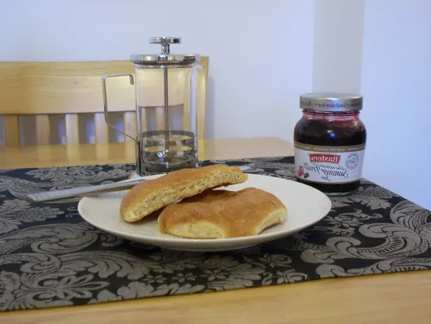 Foto von Schottische Butterbrötchen (Rowie / Aberdeen Roll) – fertig angerichtet