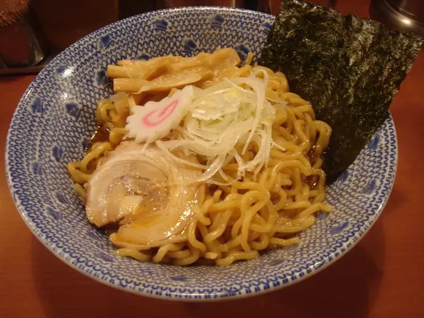 Foto von Japanische Aburasoba – trockene Nudeln mit Sojasauce und Aromabutter – fertig angerichtet