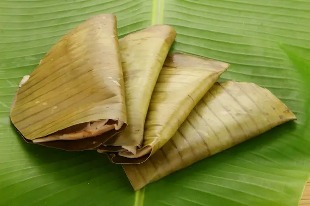 Foto von Kerala-Ada mit Kokosfüllung – fertig angerichtet