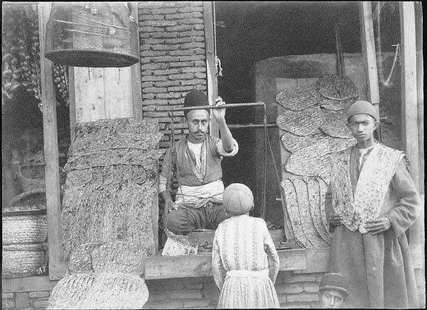 Foto von Klassisches Naan-Brot – fertig angerichtet