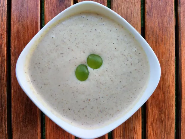 Foto von Ajoblanco – Andalusische Kaltsuppe – fertig angerichtet