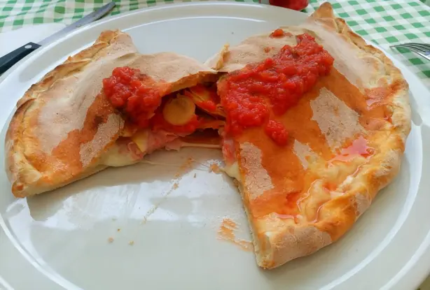 Foto von Klassische Calzone Napoletana – fertig angerichtet