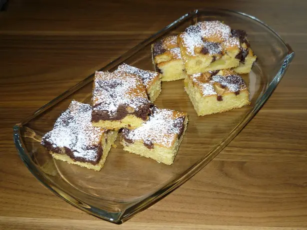 Foto von Wolkenkuchen mit Schokostücken – fertig angerichtet