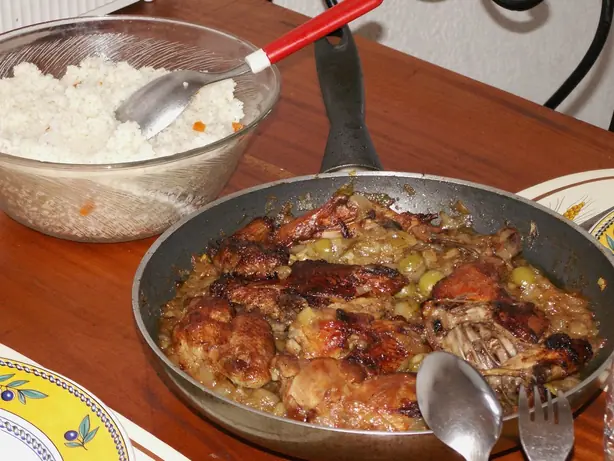 Foto von Senegalesisches Yassa Poulet Klassisch (2) – fertig angerichtet