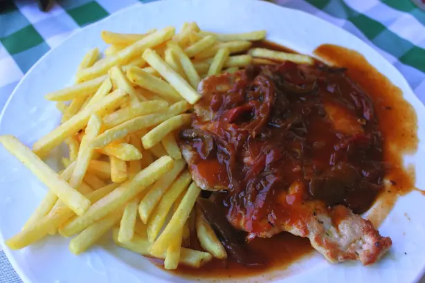Foto von Klassisches Zigeunerschnitzel vom Kalb – fertig angerichtet