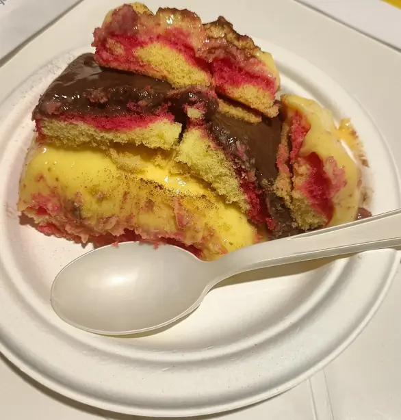 Foto von Italienische Zuppa Inglese Klassisch – fertig angerichtet
