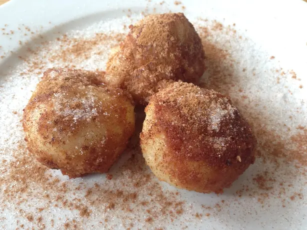 Foto von Österreichische Zwetschkenknödel – fertig angerichtet