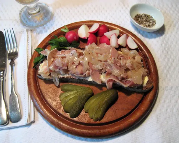 Foto von Norddeutsches Zwiebelfleisch klassisch – fertig angerichtet