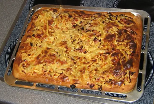 Foto von Zwiebelkuchen mit Hefeteig – fertig angerichtet