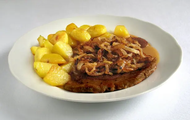 Foto von Klassischer Wiener Zwiebelrostbraten – fertig angerichtet