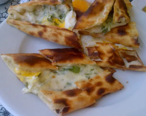 Foto von Türkischer Çökelek Frischkäse – fertig angerichtet